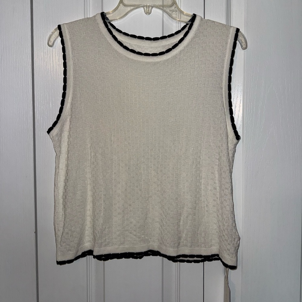NWT Commense Cream Sleeveless Scallop Edge Minimalist Top Women’s M